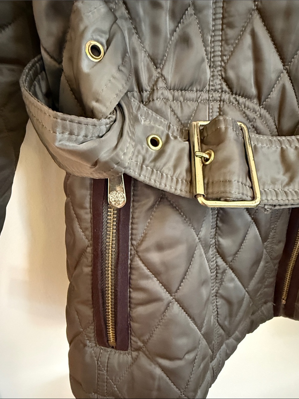😍 Like NEW! Vince Camuto Olive Quilted Belted Jacket with Brown Trim - Picture 4 of 6